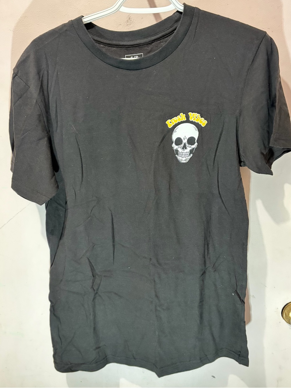 Black Short-Sleeve Skull Graphic Tee with Yellow Accent - Unbranded